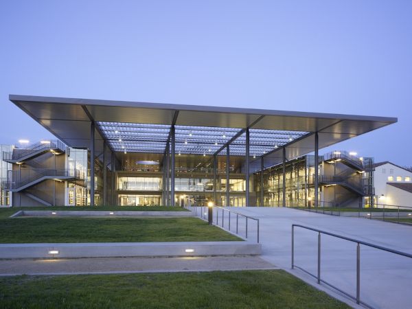 Natural Light for Focused Learning – OKALUX in the John Spoor Broome Library Natural Light for Focused Learning – OKALUX in the John Spoor Broome Library